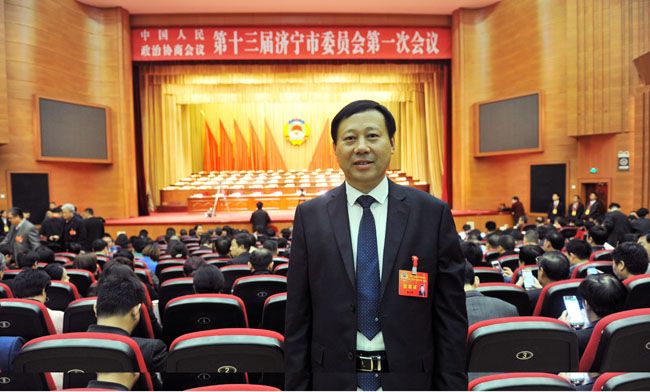 新当选的十三届市政协常委孟凡珍在会议现场