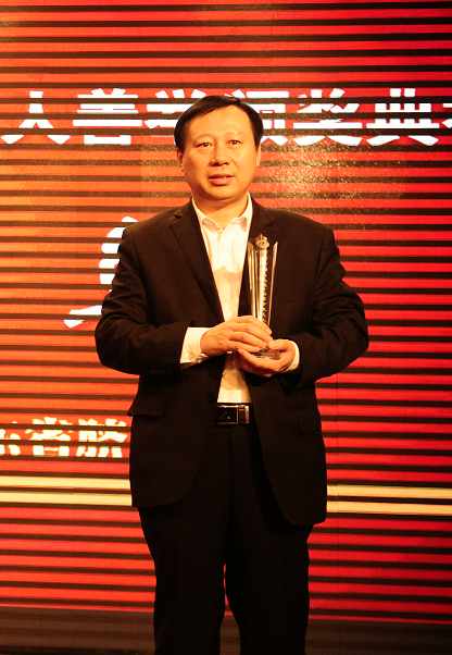 凡人歌颁奖现场丨孟凡珍将奖金捐给“枣庄慈父”孙琦