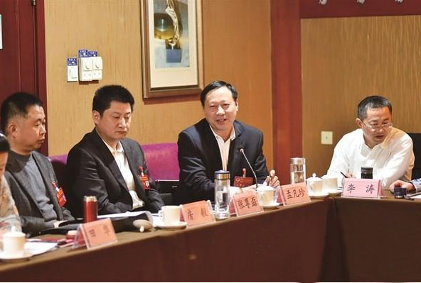 医药卫生组的政协委员分组讨论政府工作报告