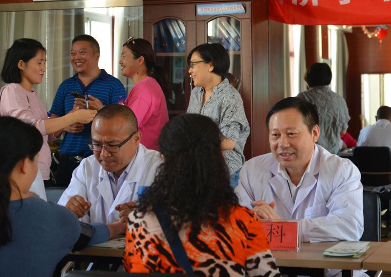 专家义诊进社区   服务居民零距离