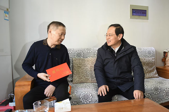 2025年春节慰问—市委副书记代市长张海波看望慰问孟凡珍劳模