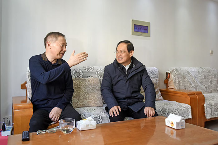 2025年春节慰问—市委副书记代市长张海波看望慰问孟凡珍劳模